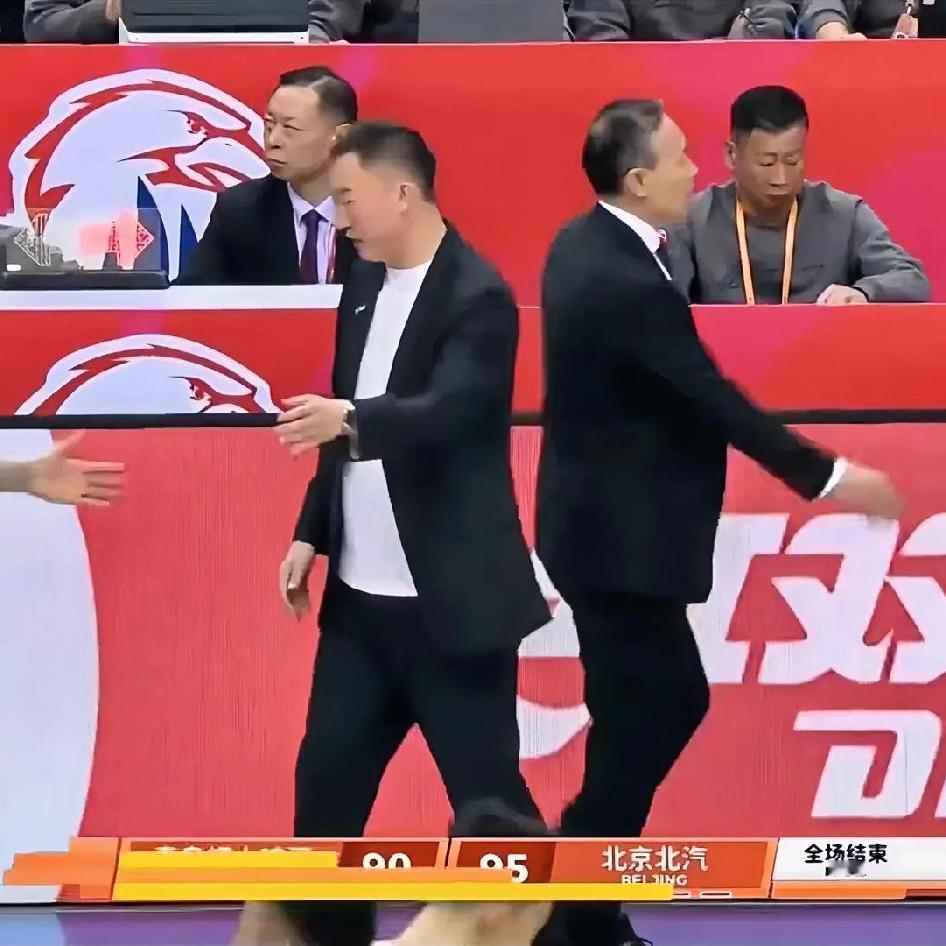 说实话，虽然昨晚北京队在客场赢了青岛！但我认为今年的北京队想要夺冠？那变数可太大