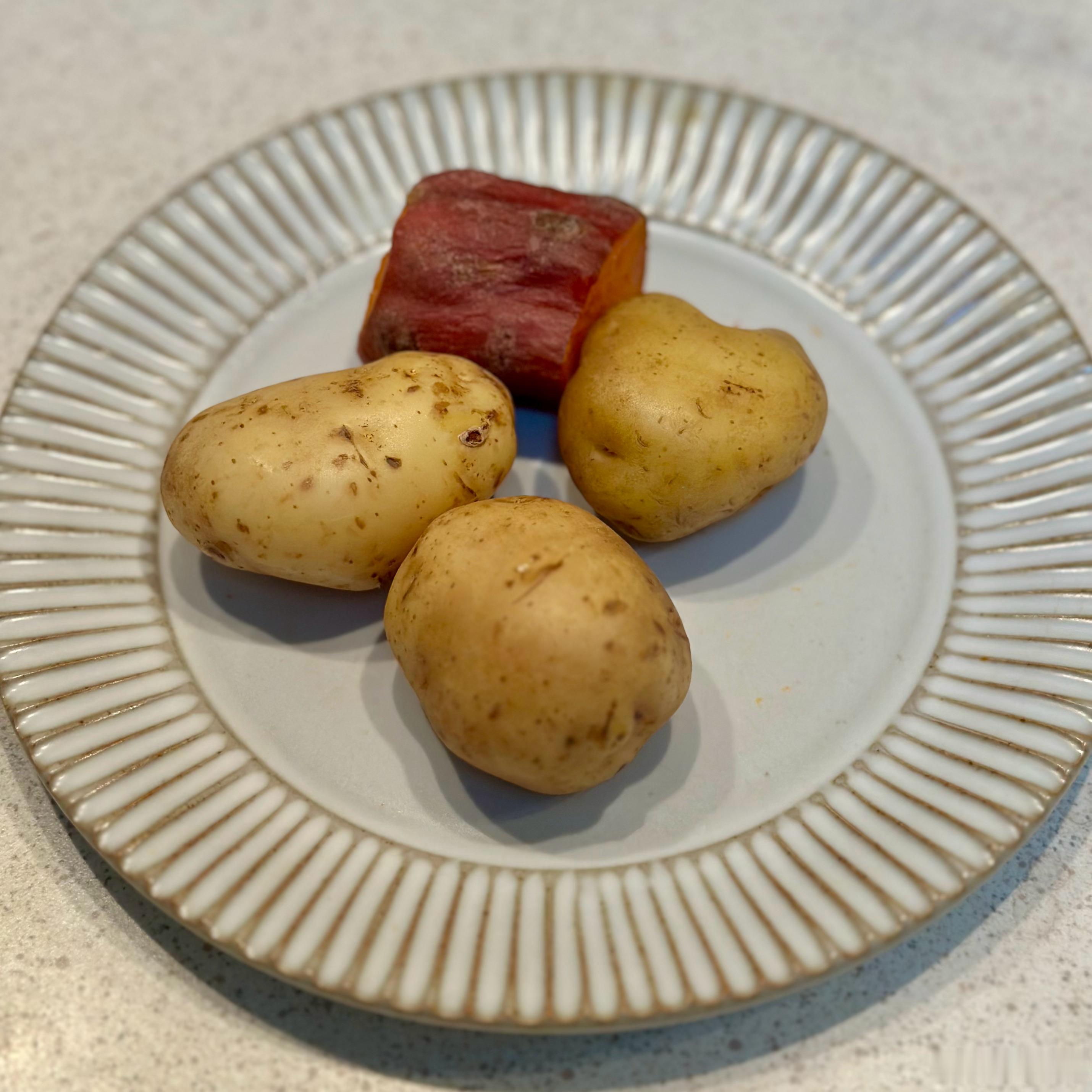 晚餐。清炖牛腩（去油），胡萝卜，油麦菜。三文鱼。蒸红薯和小土豆。调味全靠一个贵州