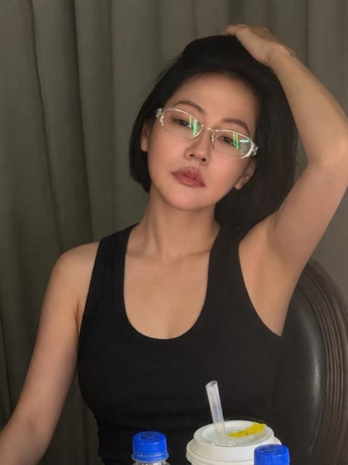 小S晒戴老花镜照小S戴老花镜狠美 超美的 