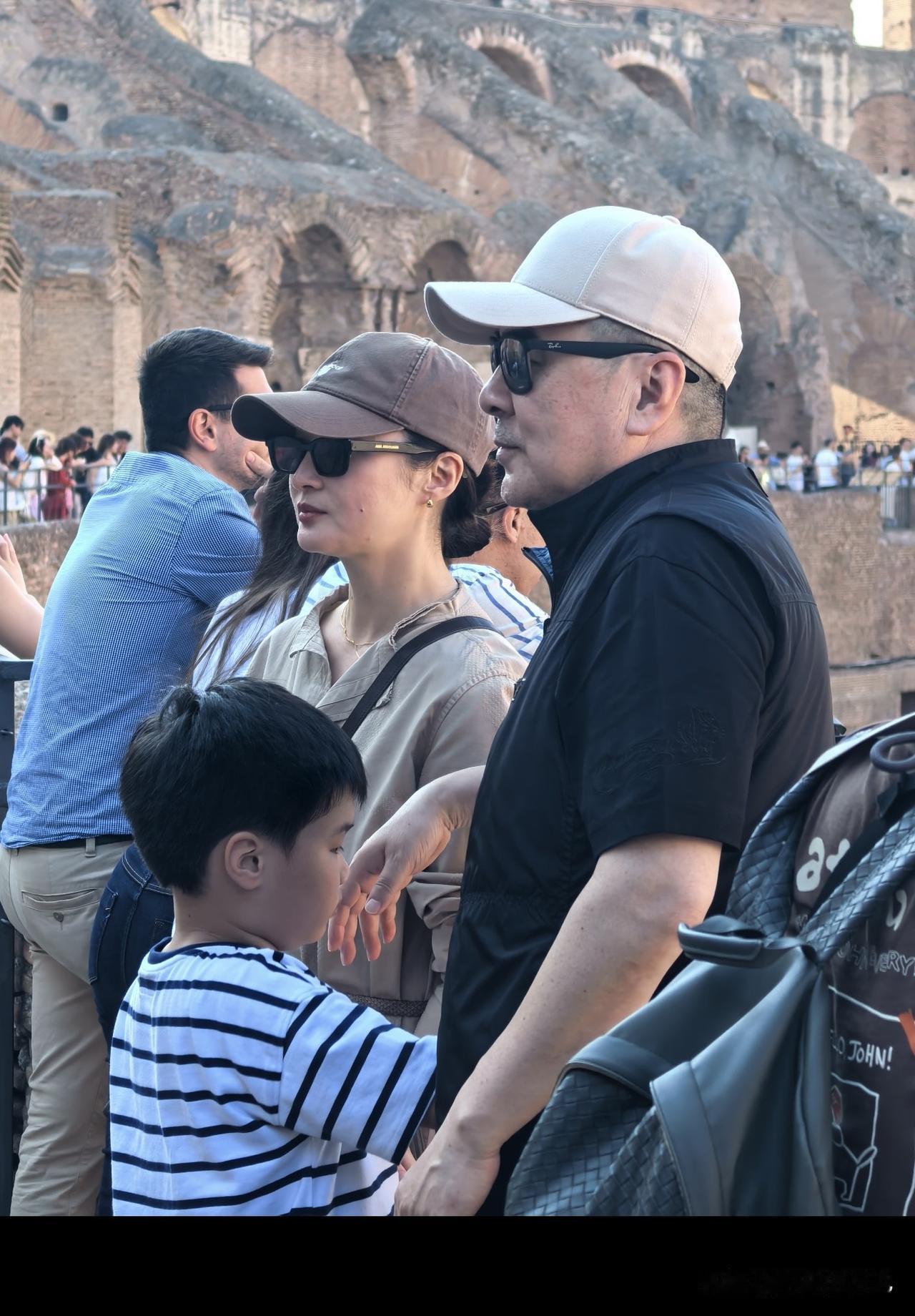 网友偶遇陈建斌夫妇，两人皮肤好好，完全不像50岁的人。