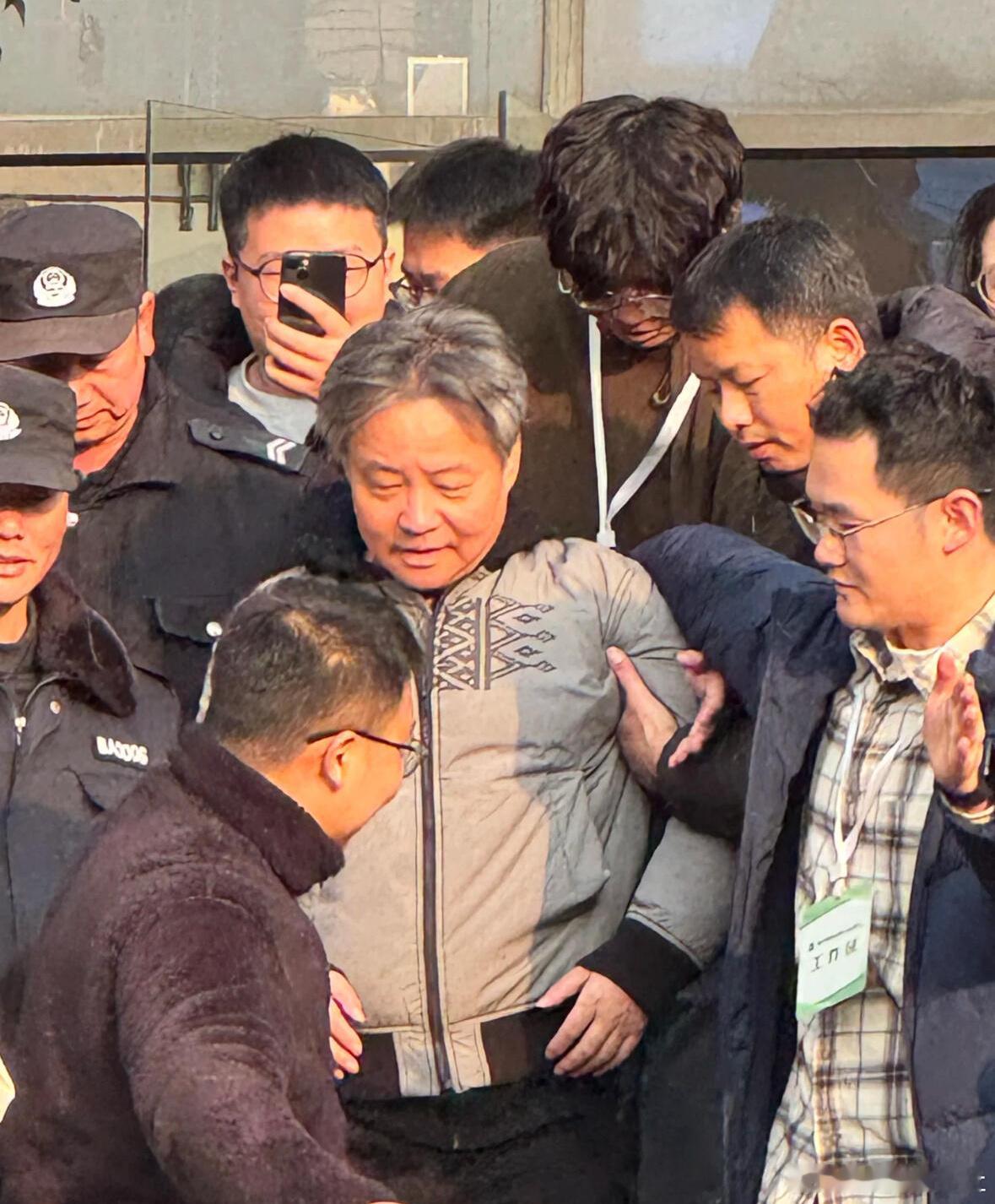 还以为余华被逮捕了，怎么可以勒余华老师的翅根[允悲] 