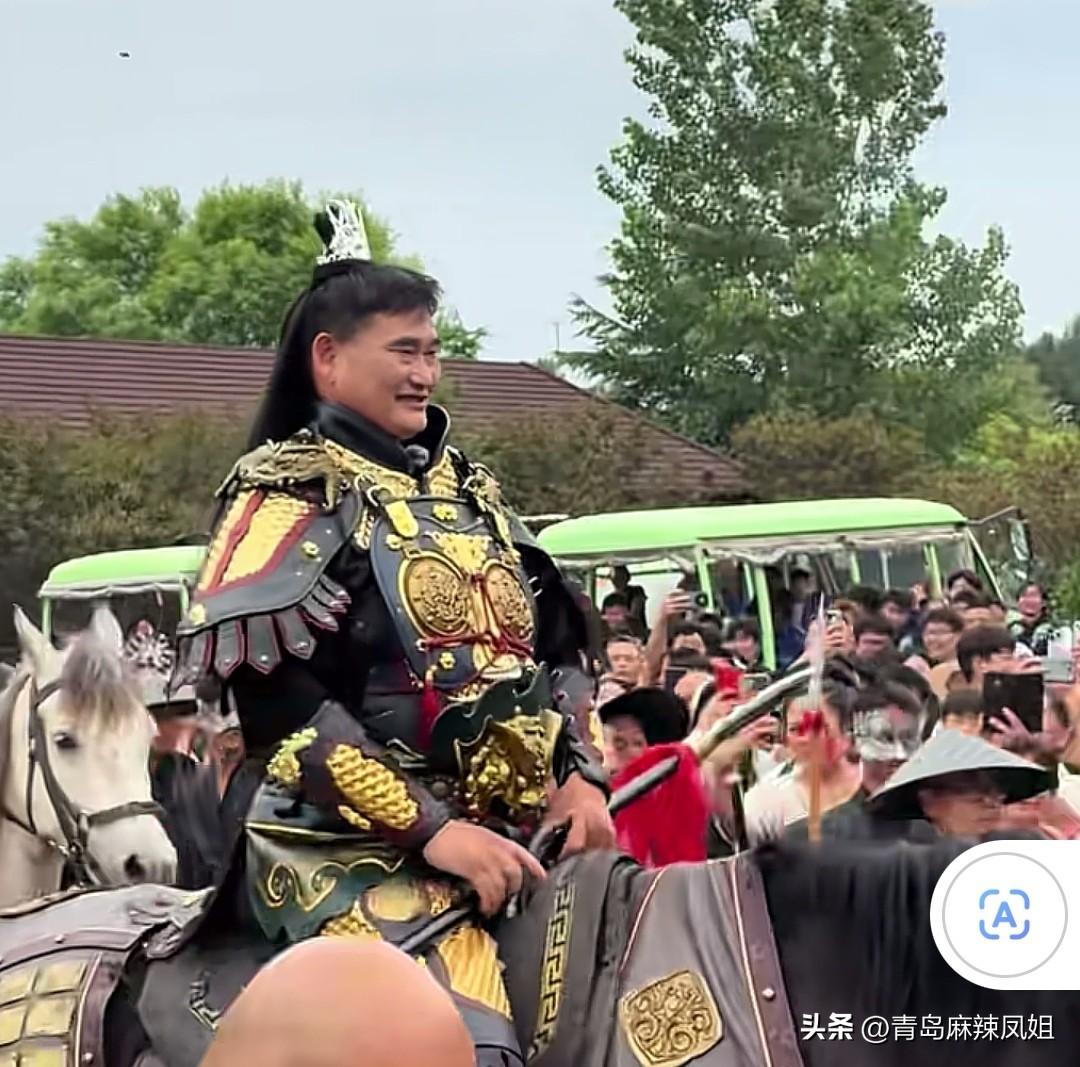 燃翻全场！大衣哥身披金甲骑战马，化身南天门大将军巡街。
农民歌手朱之文亮相文旅景