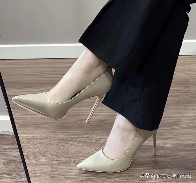 高跟鞋的款式多样性，不同的款式搭配不同的服饰，展现不同风格与魅力。
一双漂亮的高