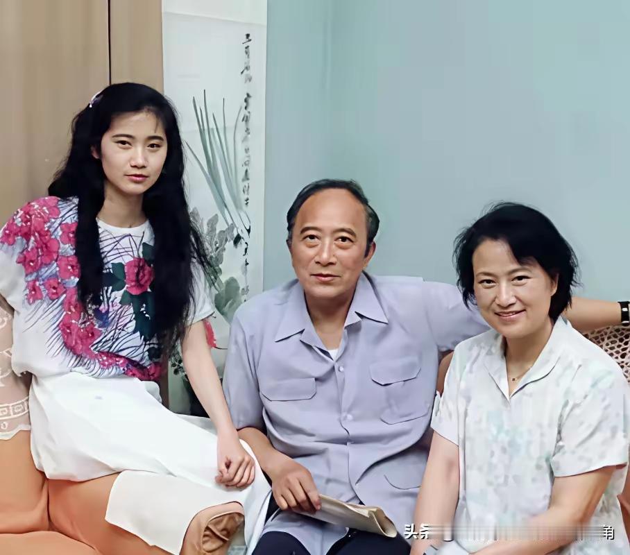 孙道临，王文娟和女儿的合影！这张照片应该拍摄于七八十年代吧？女儿长的很漂亮，遗传