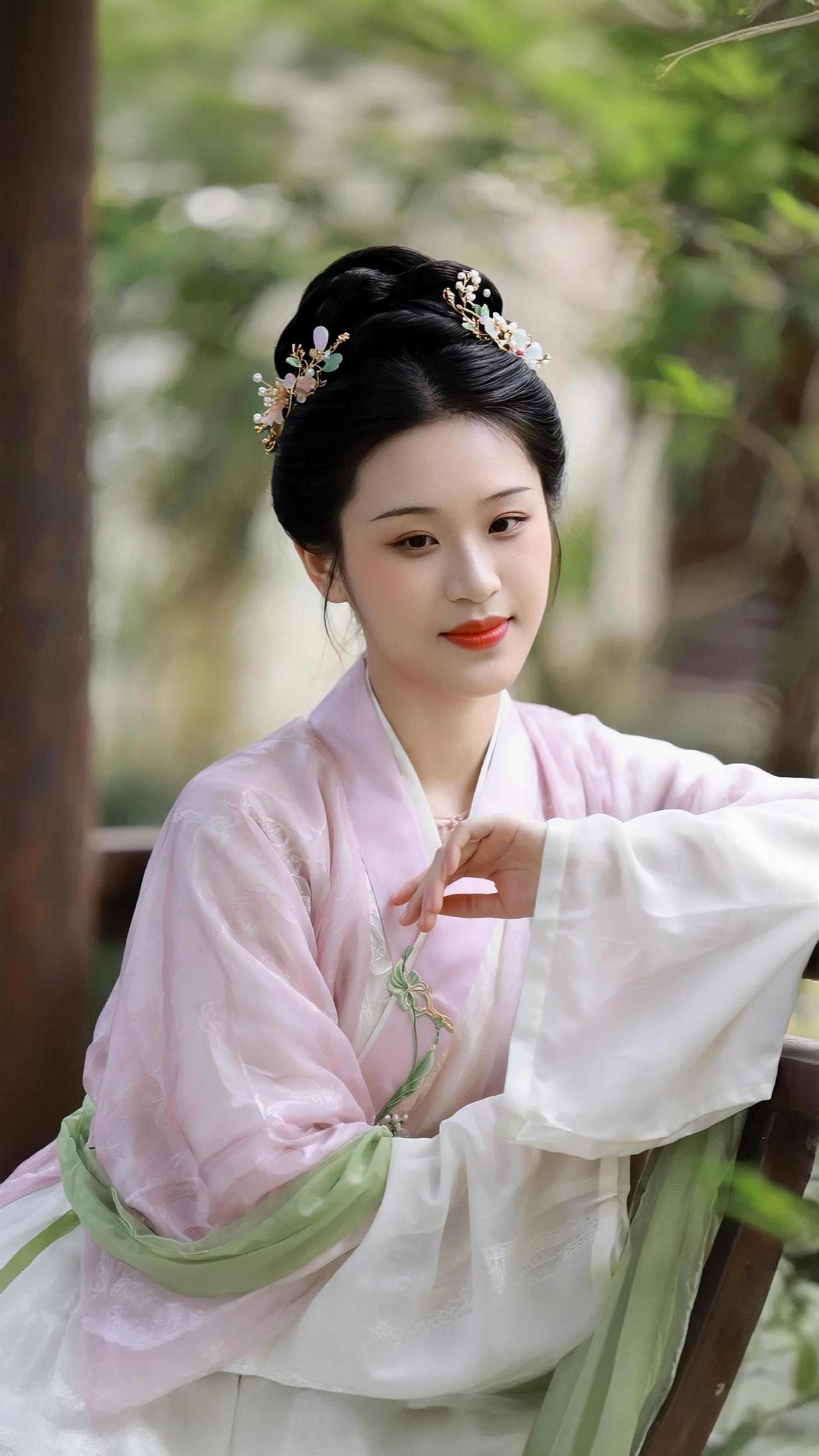 清平乐·粉衫佳人
 
粉衫轻漾，翠带缠腰上。
云鬓簪花凝秀样，
一笑倾城堪赏。