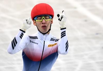 林孝埈更新微博自动回复：我会一直坚守在弯道超越的路线上
这简短而坚定的话语，如同