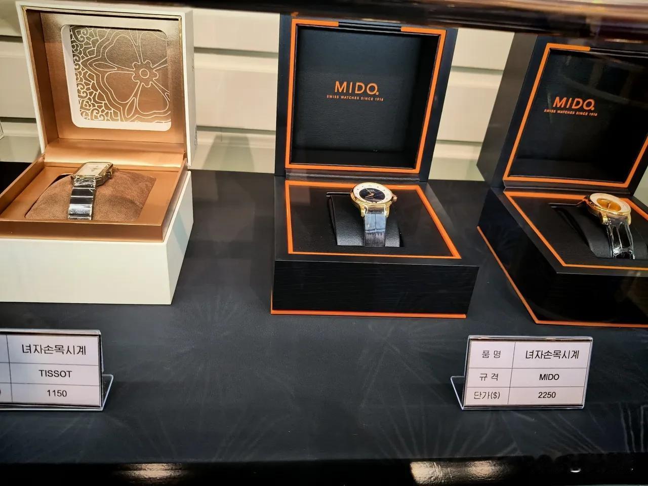 谁说朝鲜没有有钱人的？
平壤迎宾馆的小商店，柜台里一排瑞士表。天梭750到150