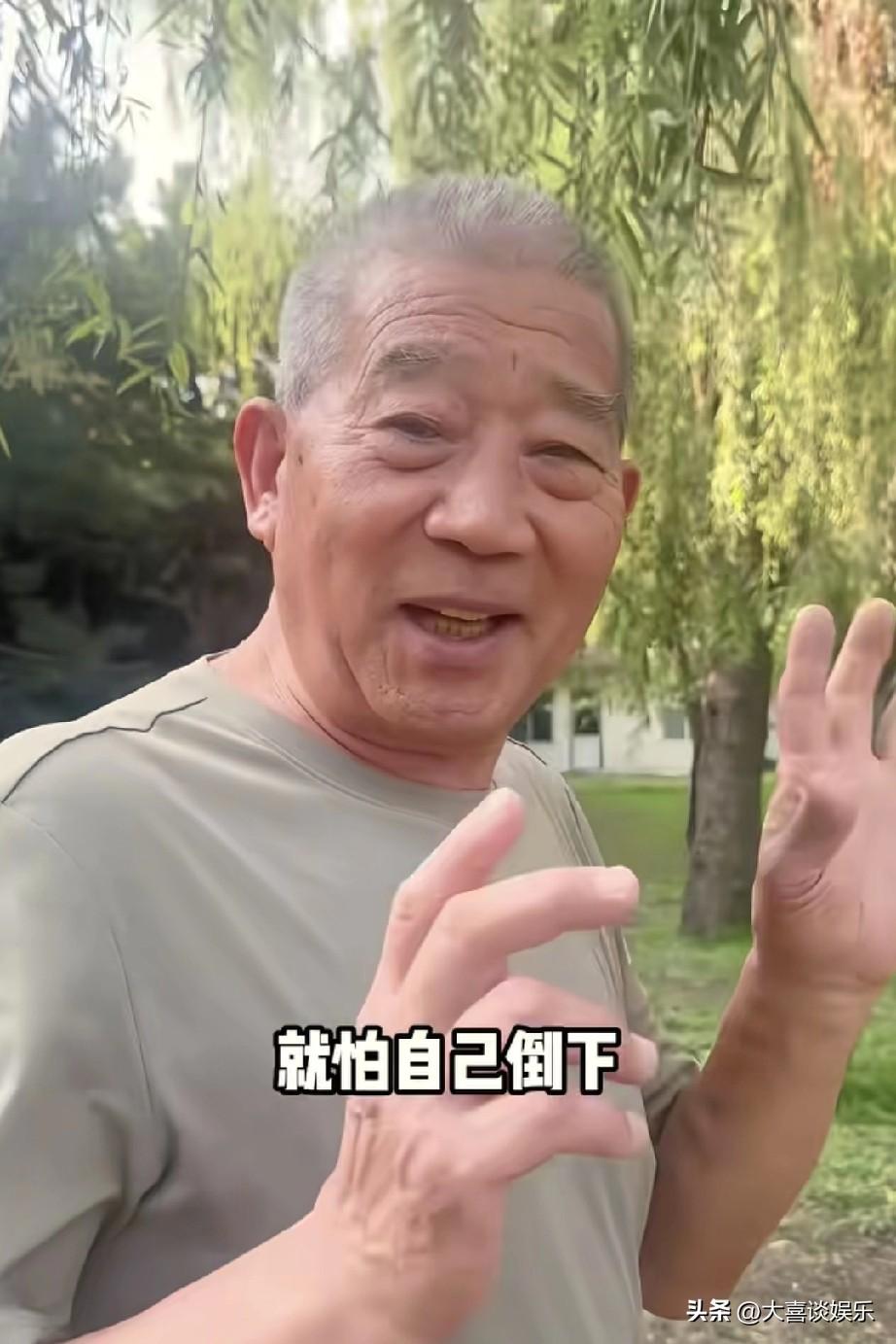 黄维平终于摊牌了，
承认自己年纪大带孩子太累，
更怕自己哪天突然倒下。

最近经