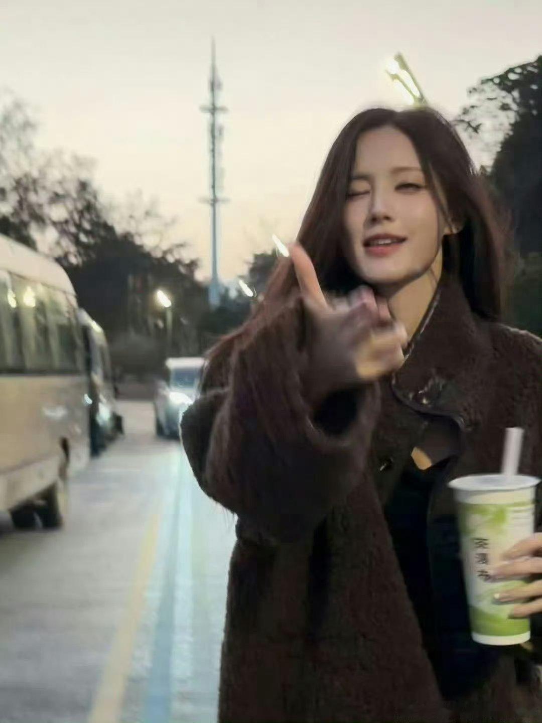 李一桐 快点打车回家我报销软萌可爱的模样，和粉丝之间双向奔赴的心意，温柔又治愈，