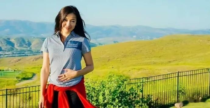 徐静蕾移居美国，发福成“胖美人”，岁月静好。 
