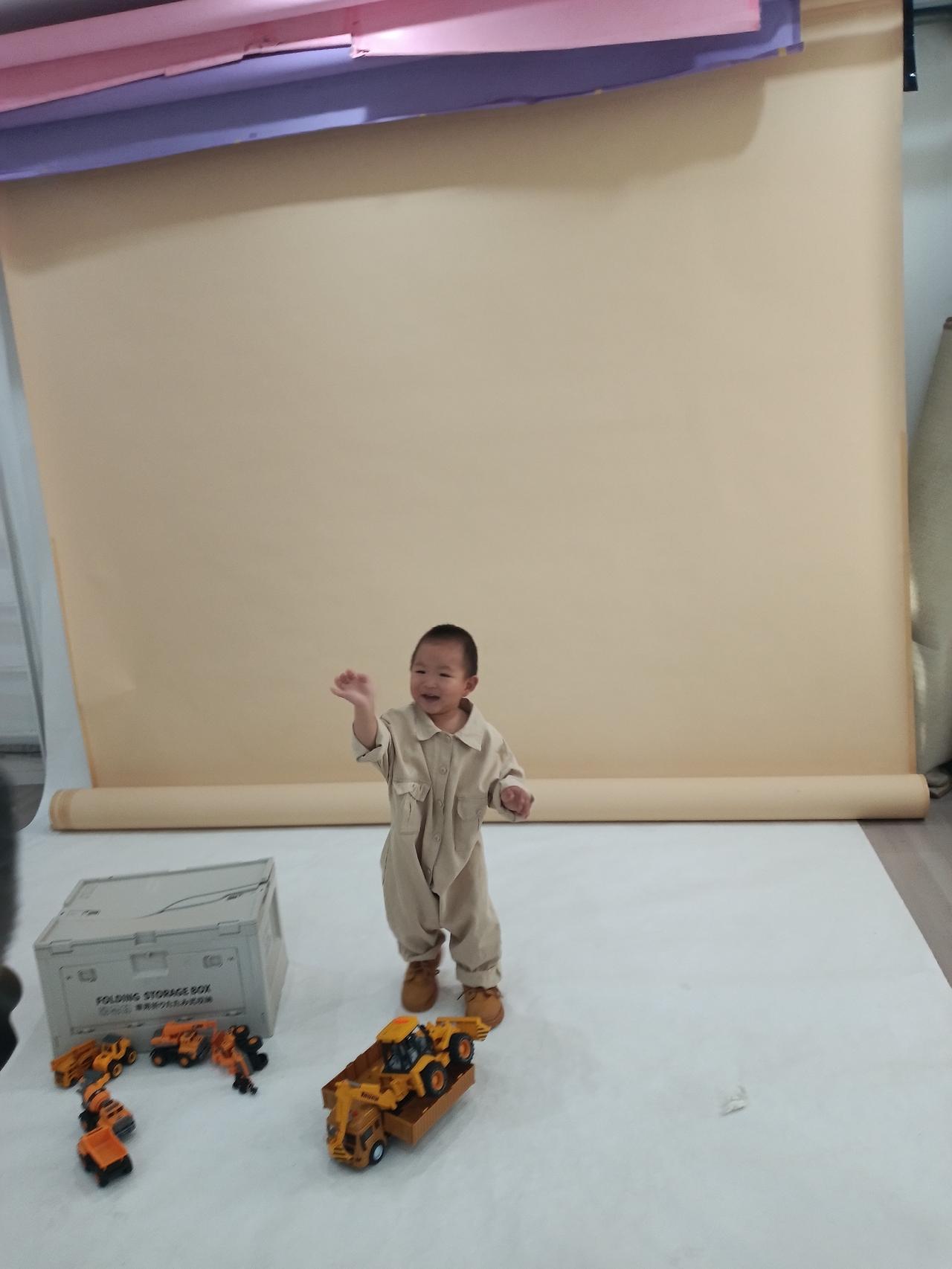 1. 弯腰轻拉孙小手，风刀雪霜不言愁。
2. 纵有千般难咽事，忍要笑影护他头。