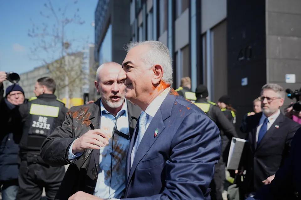 【伊朗流亡巴列维在柏林被泼洒红色液体】柏林（美联社）——周四，流亡在外的伊朗王储