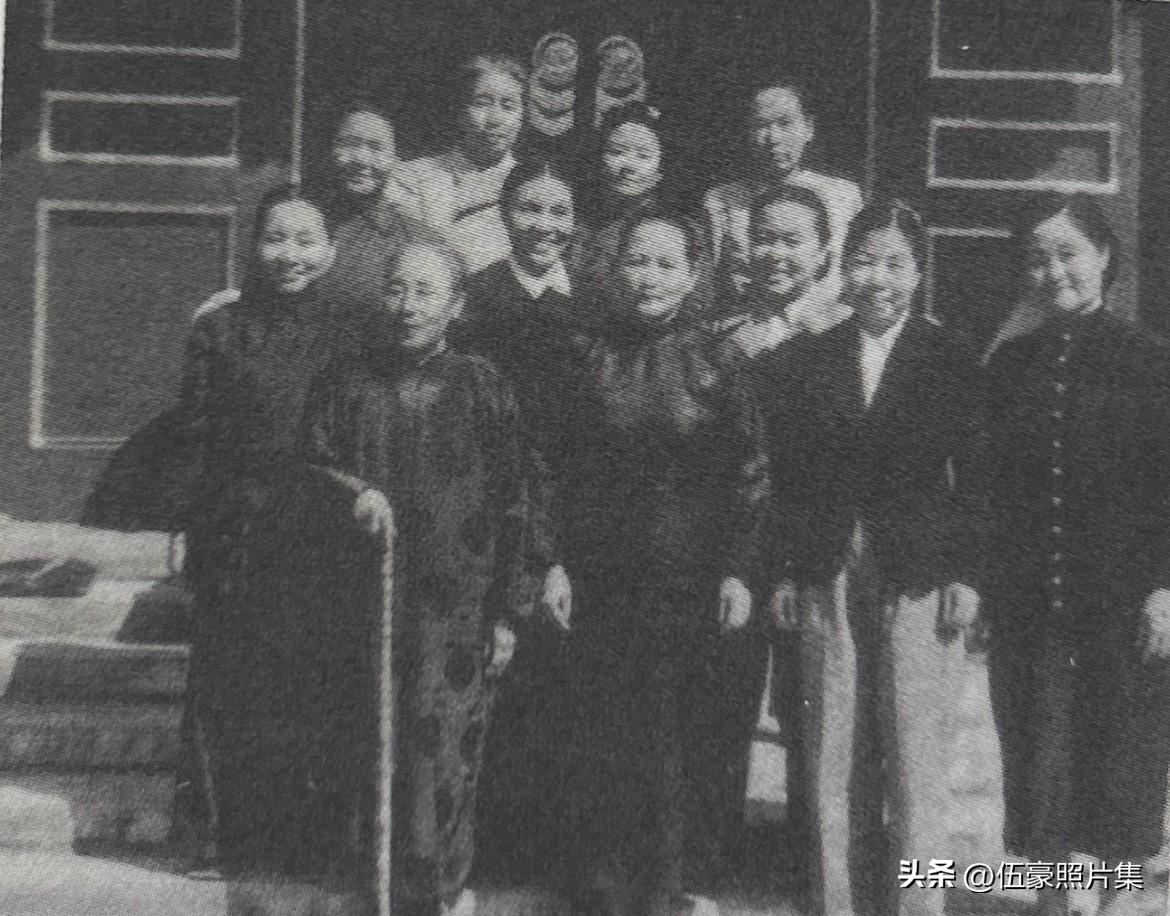 1949年7月，丁玲和参加全国第一次文代会的部分代表在一起。右起：胡风、冯雪峰、