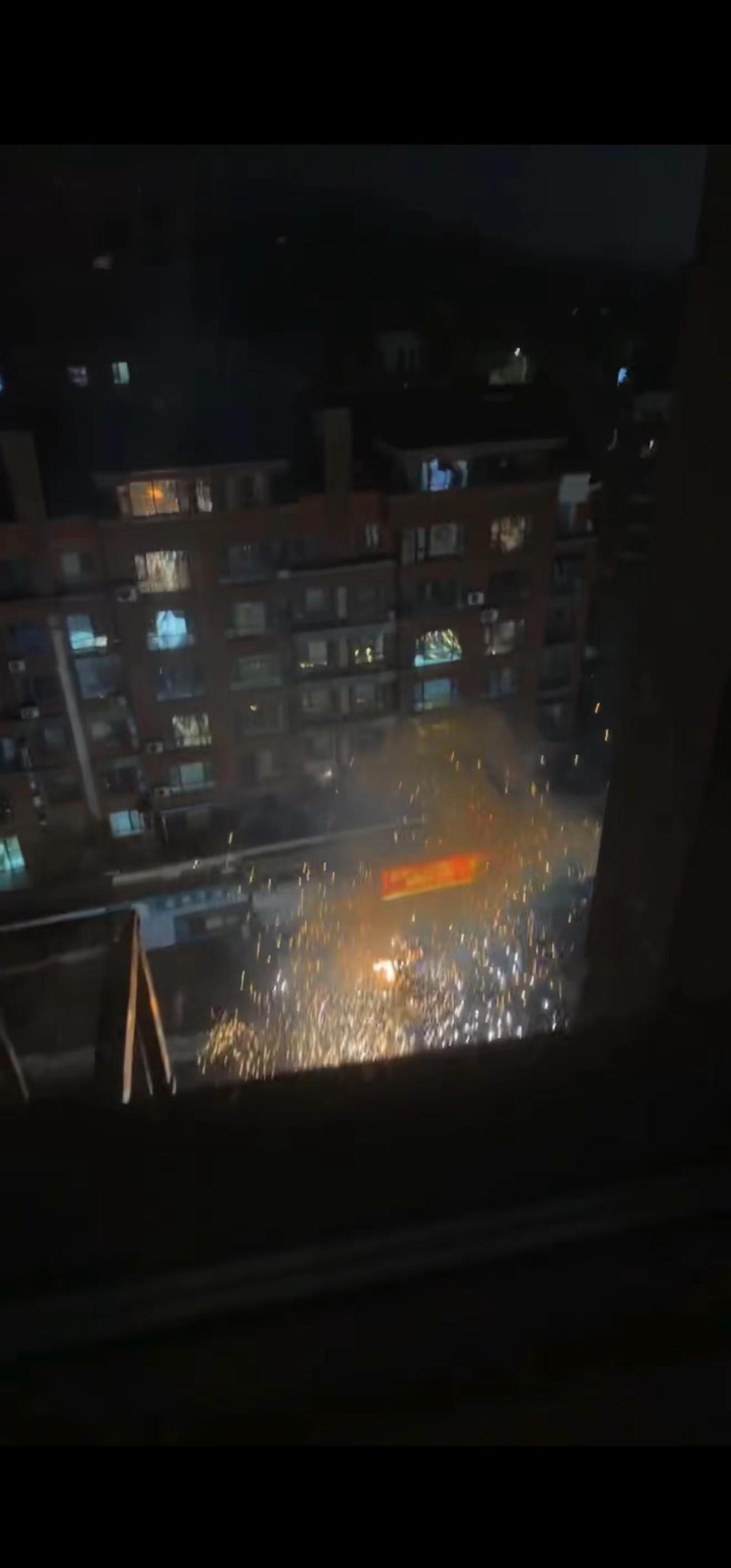 第一次发现危险离我这么近，路边的高压电线爆炸了好几次，我看着熟睡的宝宝不知道如何