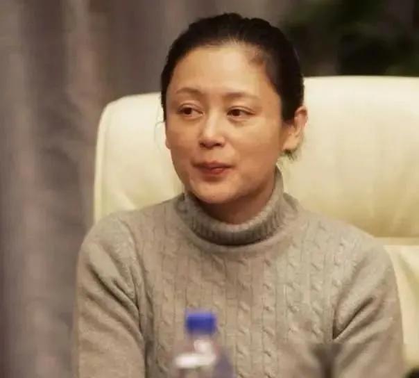 她也老了，最服去笑别的女人老的女人，不但low,主要是不懂青春容貌是消失最快的东