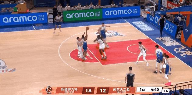 李彦哲篮下技术很细腻，轻松吃饼打进




新疆男篮迎来常规赛最后一个主场比赛，