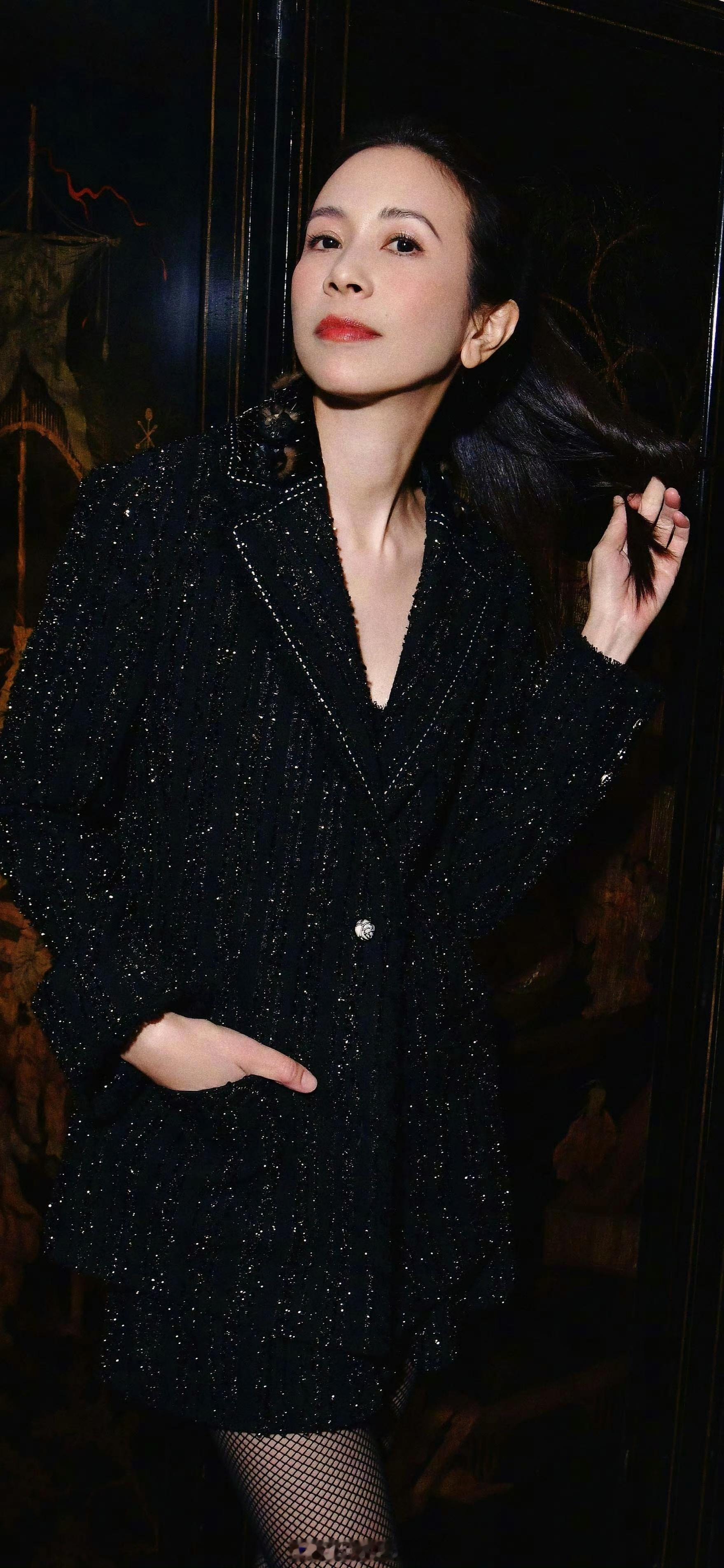 据说莫文蔚给她自己的美腿买了保险 ​​​