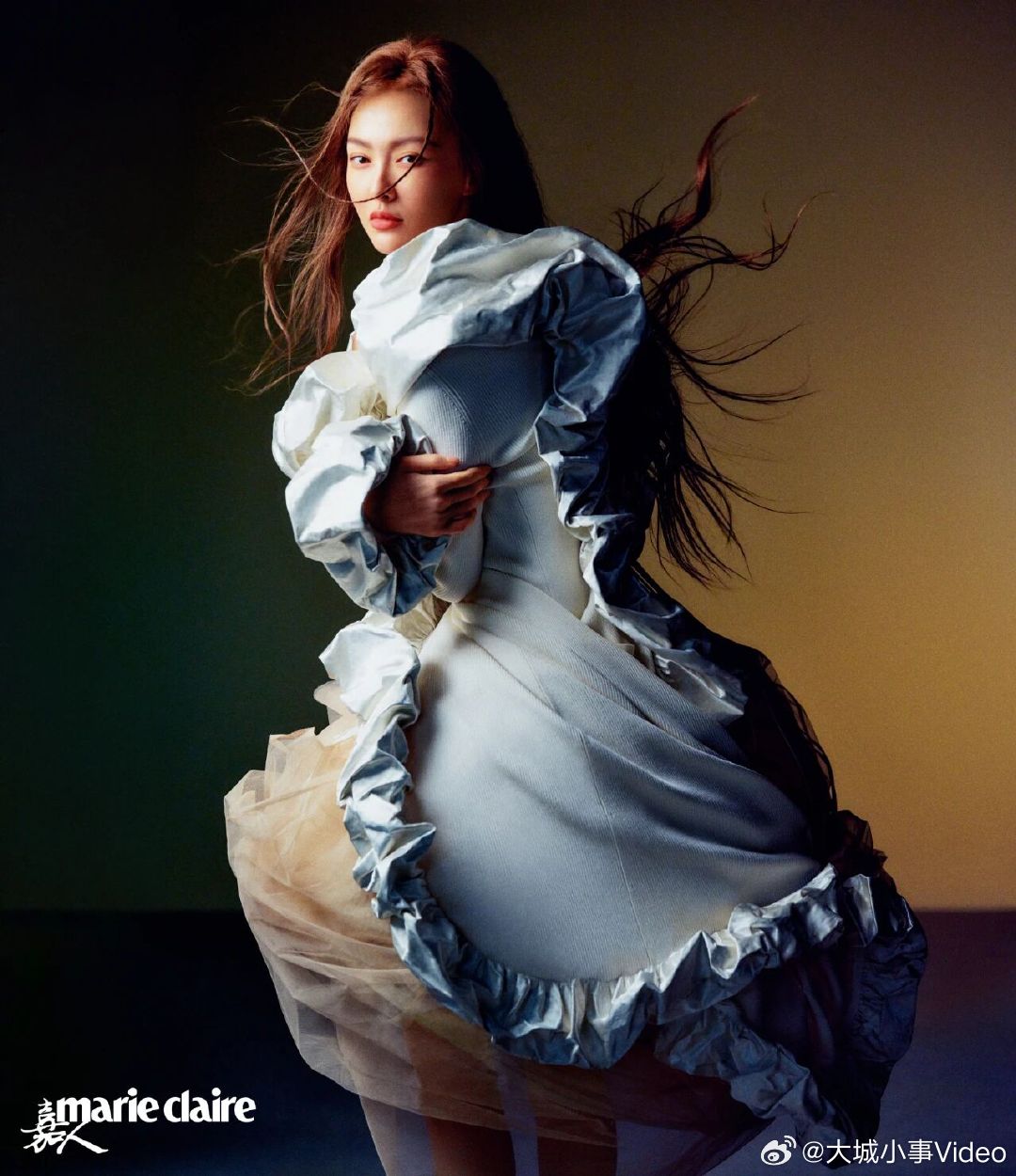 【唐嫣回应傻白甜刻板印象 】近日，唐嫣饰演了《人之初》中的歌女曲梦，曲梦的反叛，