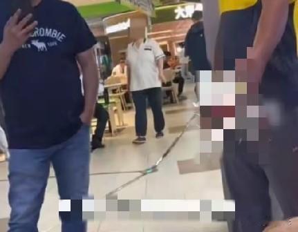 9月17日，长沙的王先生带4岁女儿停好车准备上楼，这时一辆违停车突然倒车，差点把