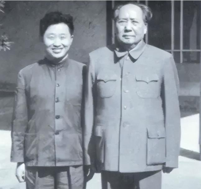 1976年9月9日凌晨，当广播里传来那个悲痛的消息时，全国人民都沉浸在巨大的哀伤