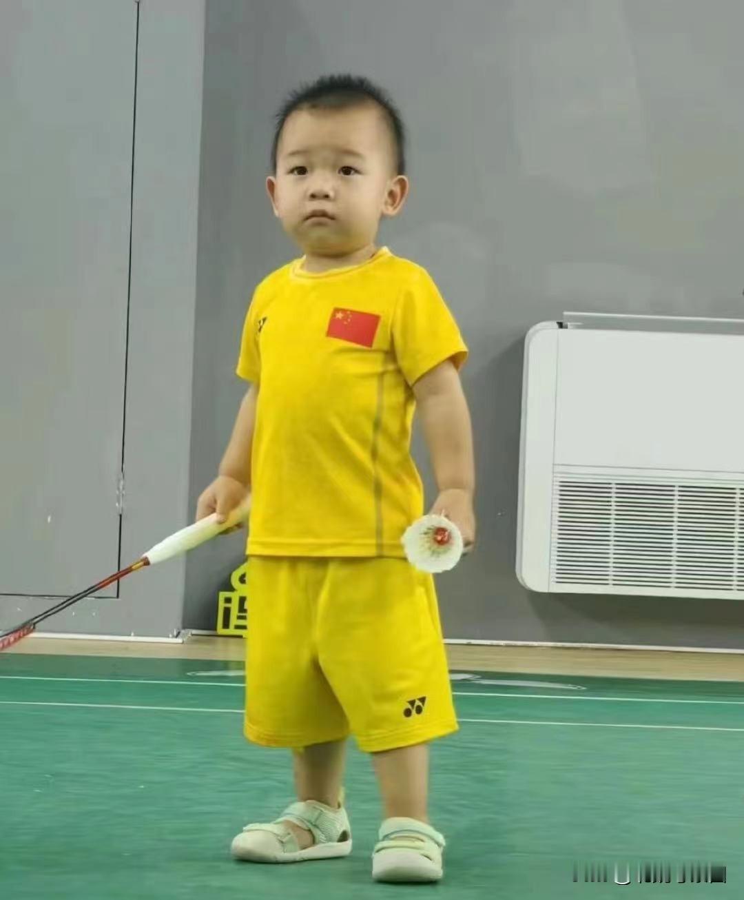 羽毛球：郑思维将带儿子上综艺《爸爸当家》！
继陈梦带着妈妈上综艺节目之后，羽毛球