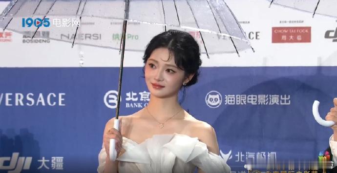 周洁琼北影节造型 周洁琼北影节造型，一身白裙，美丽又优雅，姐姐状态真好~ 