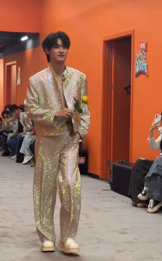 丁程鑫[超话]丁程鑫手持黄玫瑰走秀丁程鑫穿细闪套装还拿黄玫瑰走秀！闪片随着动作发