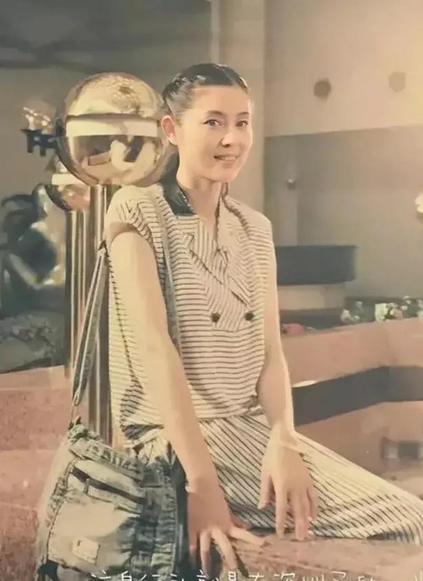 1983年，24岁的倪萍拍下了这张照片，真的太惊艳了！那时的她清丽脱俗，气质不凡