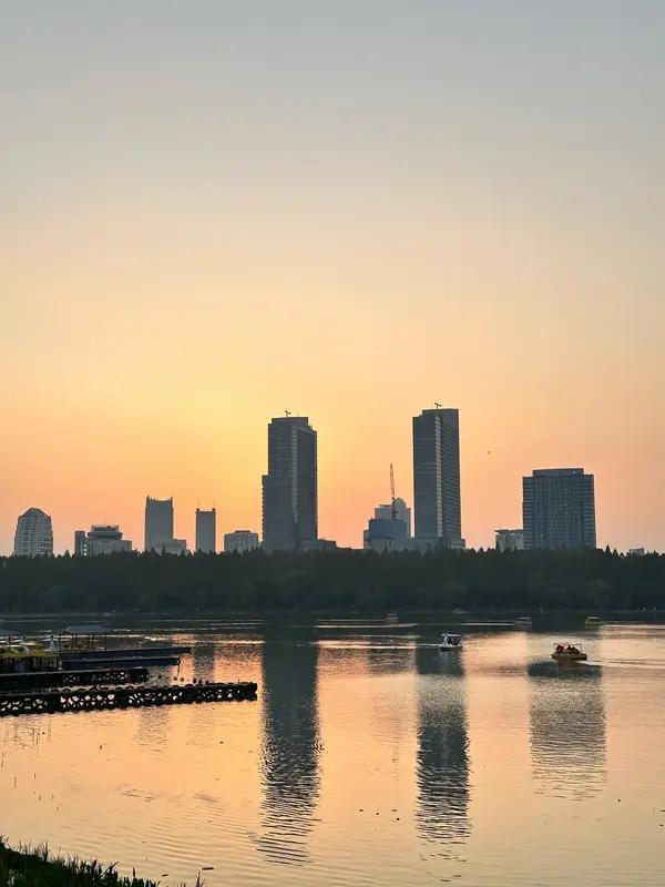 给2026的自己写句话 2026年的自己，此刻是2024年，跨年那晚阳台外烟花炸