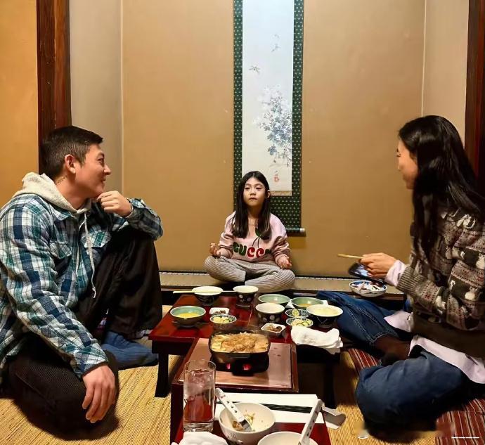 陈冠希和家人到海边度假，8岁女儿打扮像小模特，长了一张高级脸 ​​​