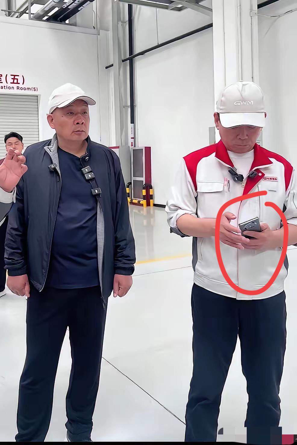 魏总用的手机是什么牌子的？不贵的话我也想买一个