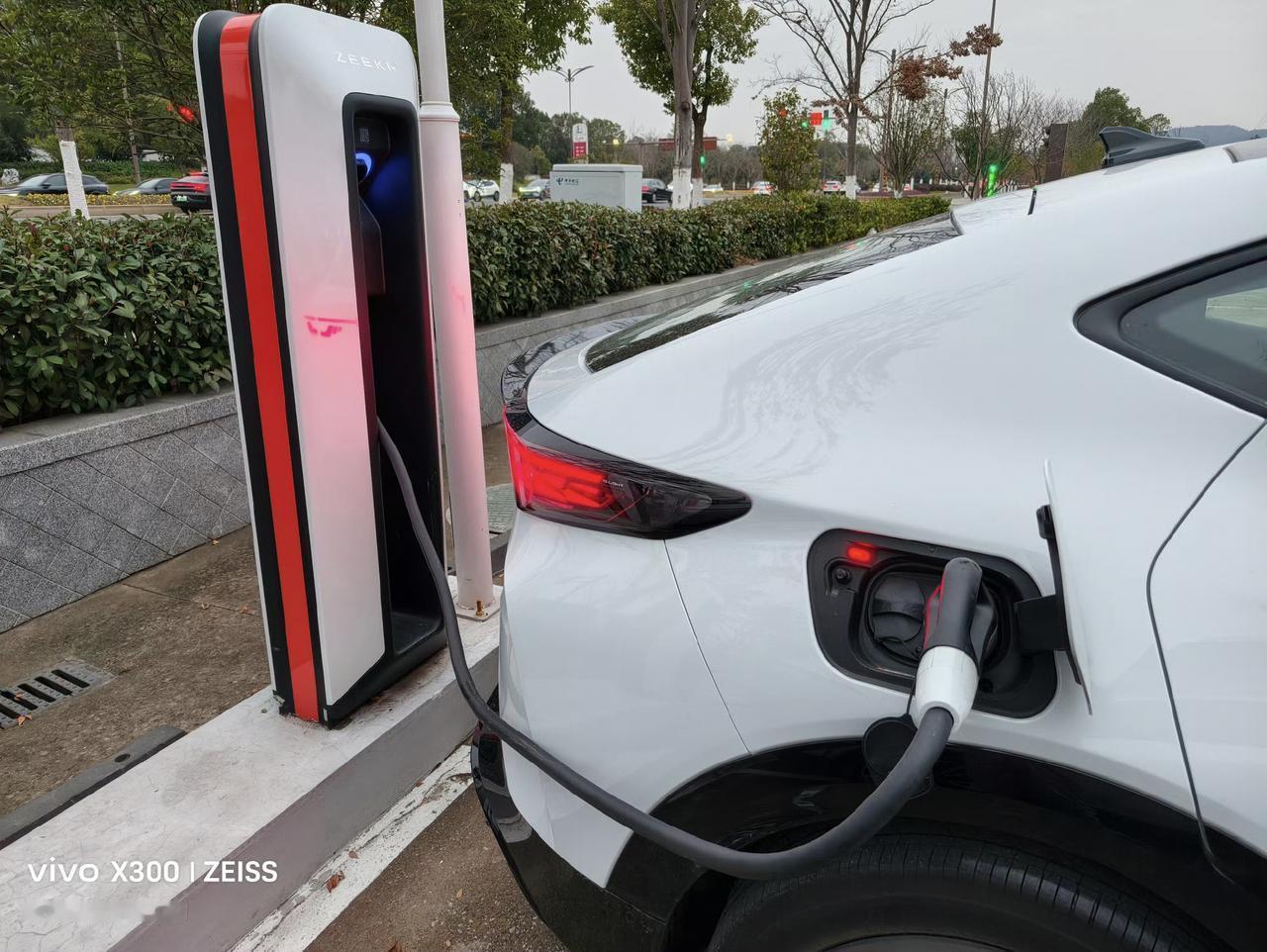 极氪充电桩的充电线真是太短了，每次想蹭一下极充站，只能把车侧着停，非常极限。
为