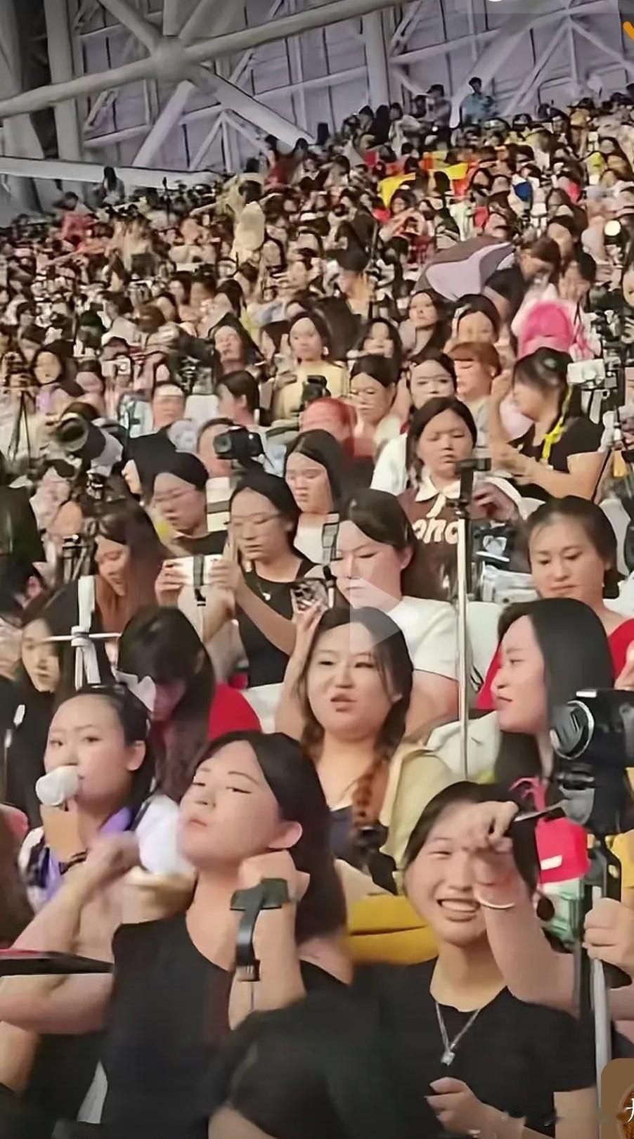 时代少年团上海演唱会上，看演唱会的几乎都是少女追星族们，极少看到男子，这是不是富
