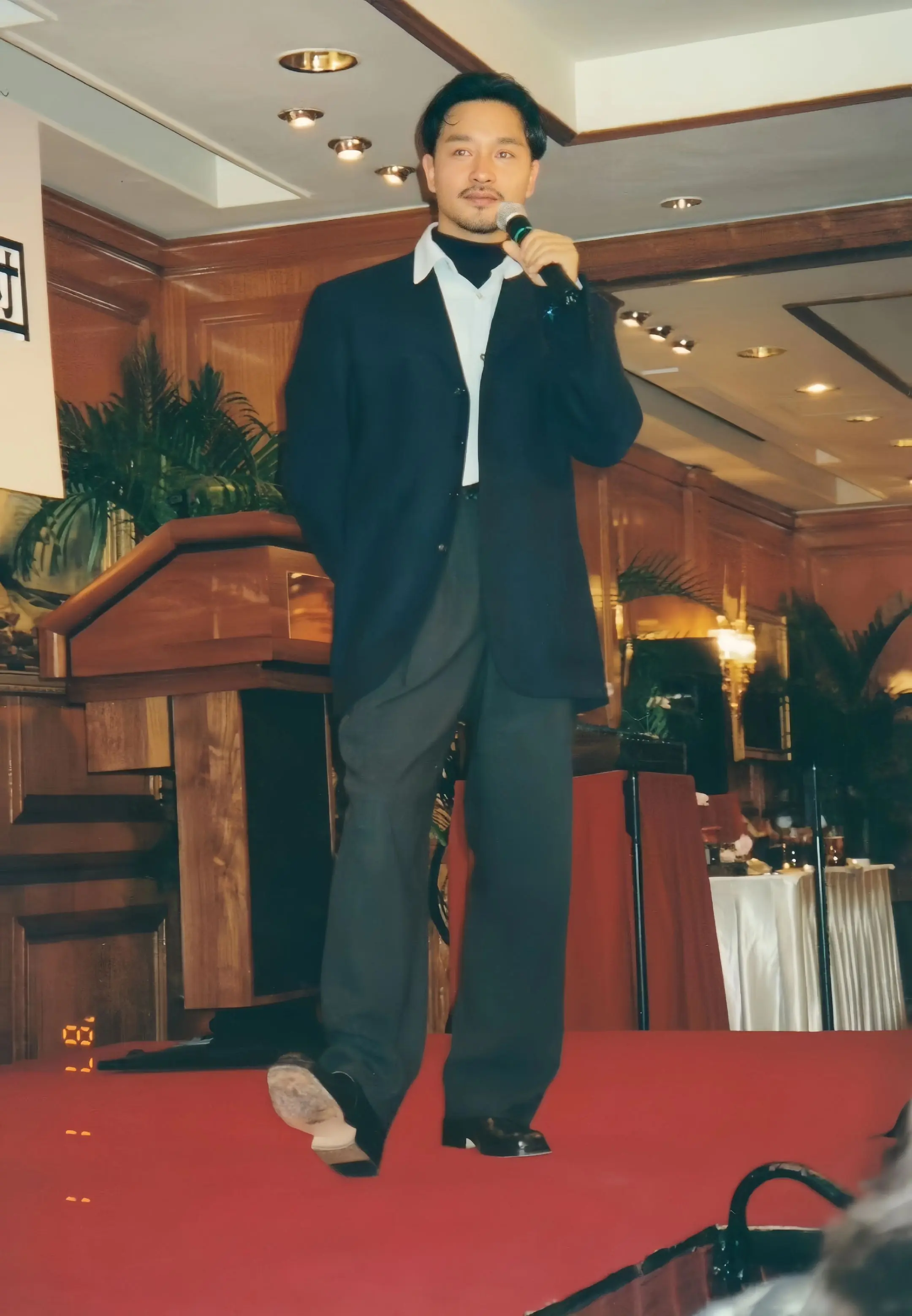 风华绝代这个词已寂寞很久.