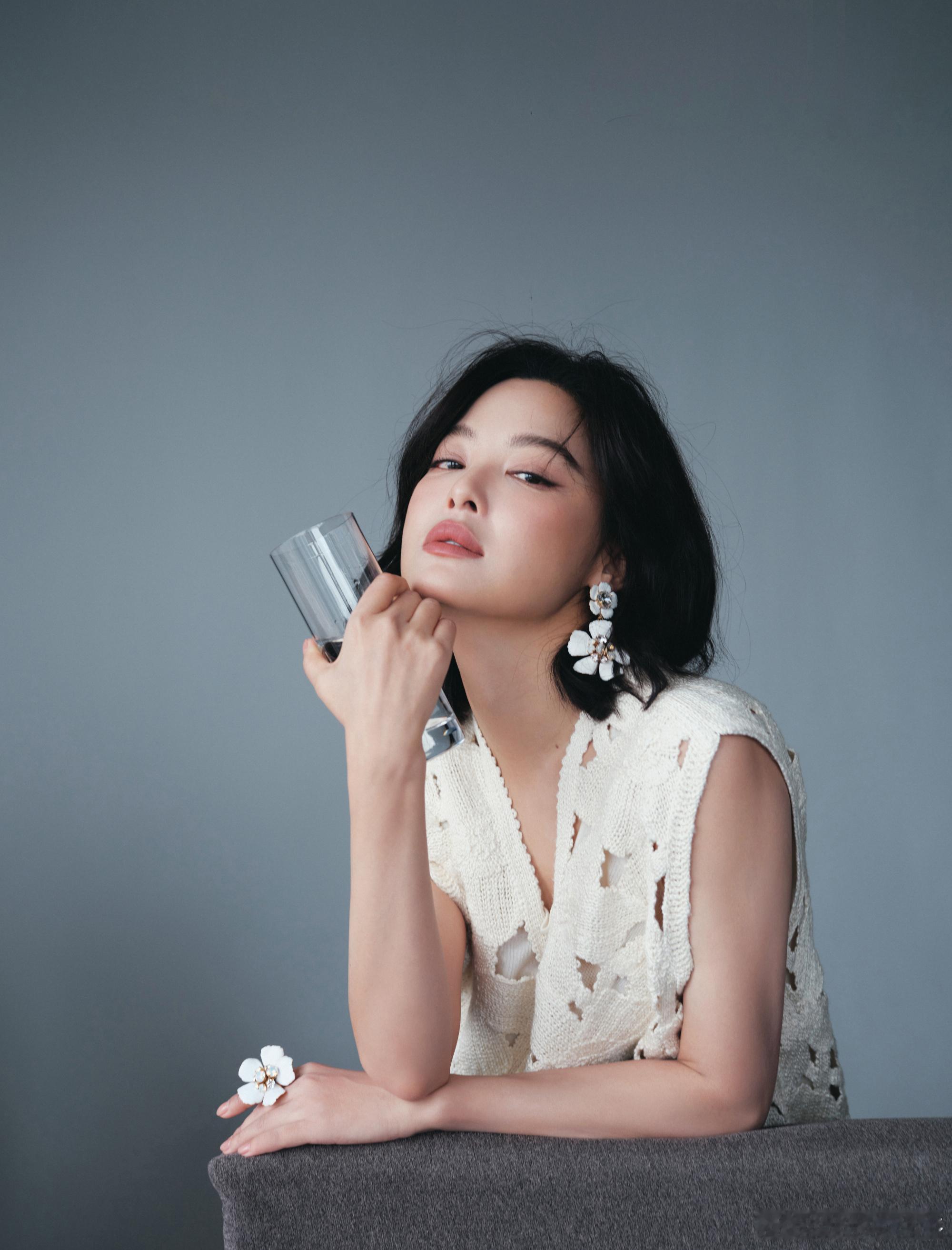 辛芷蕾的状态 辛芷蕾最新造型太绝了！挂脖设计尽显风情，裸背剪裁凸显好身材，搭配小