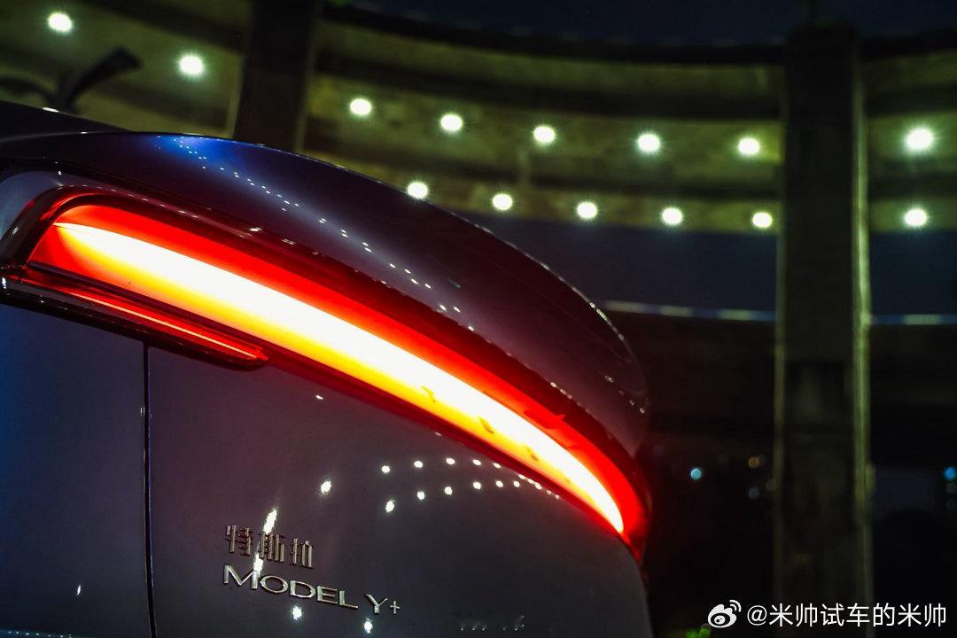 来到黄渤跑着吃面包的地方，给ModelY来一组夜拍，这个停车场太适合拍车和开黑P