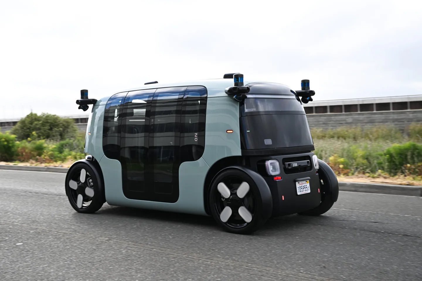 Zoox抢跑Cybercab，首款无方向盘Robotaxi落地7月31日，自动驾