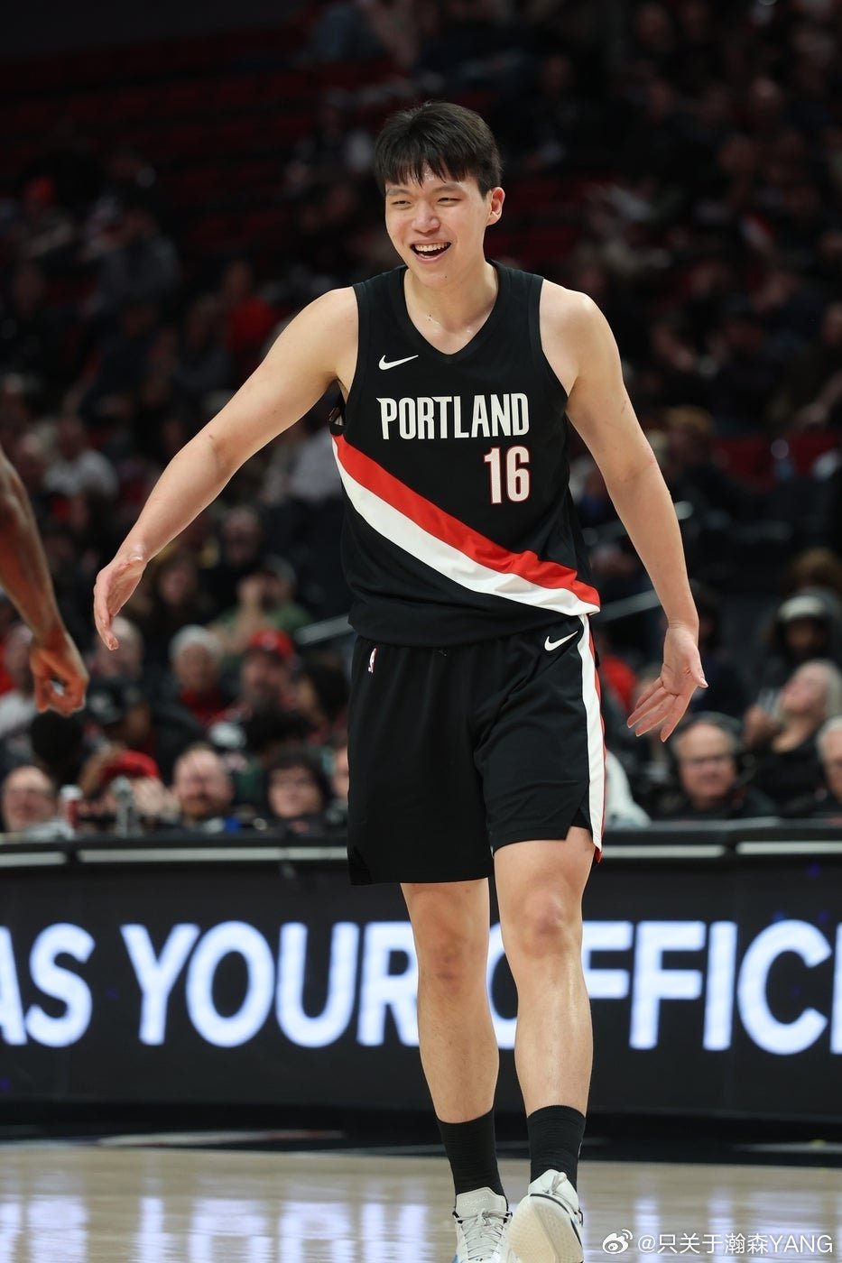 杨瀚森 两年前的杨瀚森，还在cba稳步成长，是备受NBA球队关注的潜力新星，还没