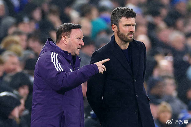 英格兰队 阿森纳右后卫本-怀特时隔四年后重返英格兰国家队。怀特原本不在35人大名