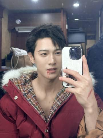 宋墨 左牵黄右擎昭  哈哈哈哈哈一只手都不闲着！忙坏了 