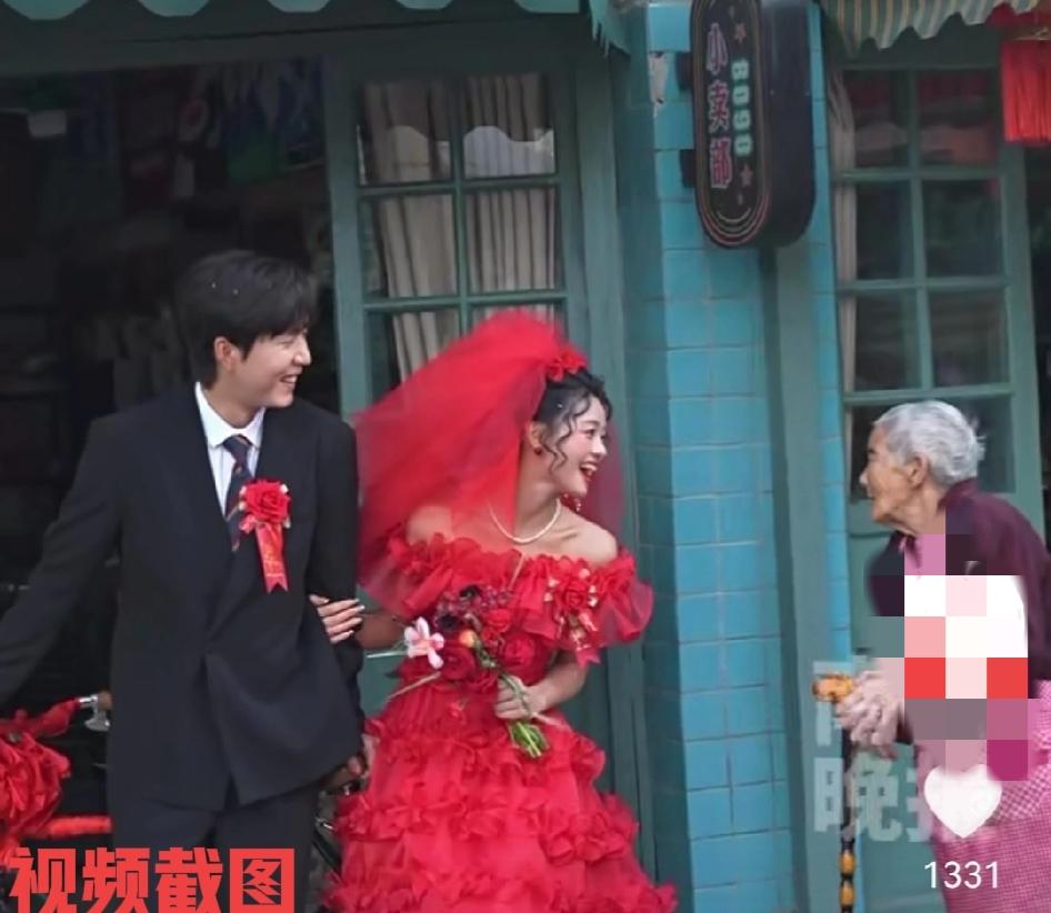 有摄影师给新人拍婚纱照。

只是此刻当摄影师快要给新人按下快门时，有一位老奶奶刚
