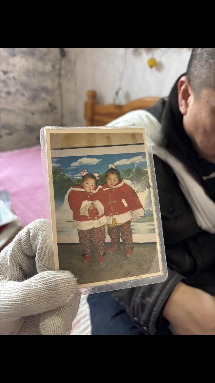 过年外公去世那天，收拾屋子翻到了我弟弟妹妹小时候的照片，没想到外公外婆...