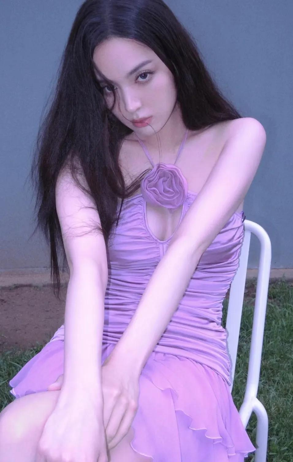 娜扎眼神好诱惑，紫色好有韵味

娜扎真的是掌管古希腊的神，太美了。

娜扎很少穿