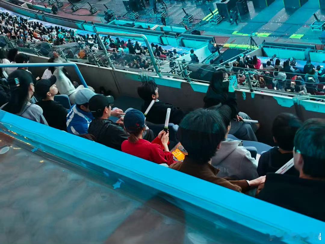 快乐家族在张杰演唱会团建快乐家族在张杰鸟巢演唱会合体啦！何炅、李维嘉、吴昕久违同