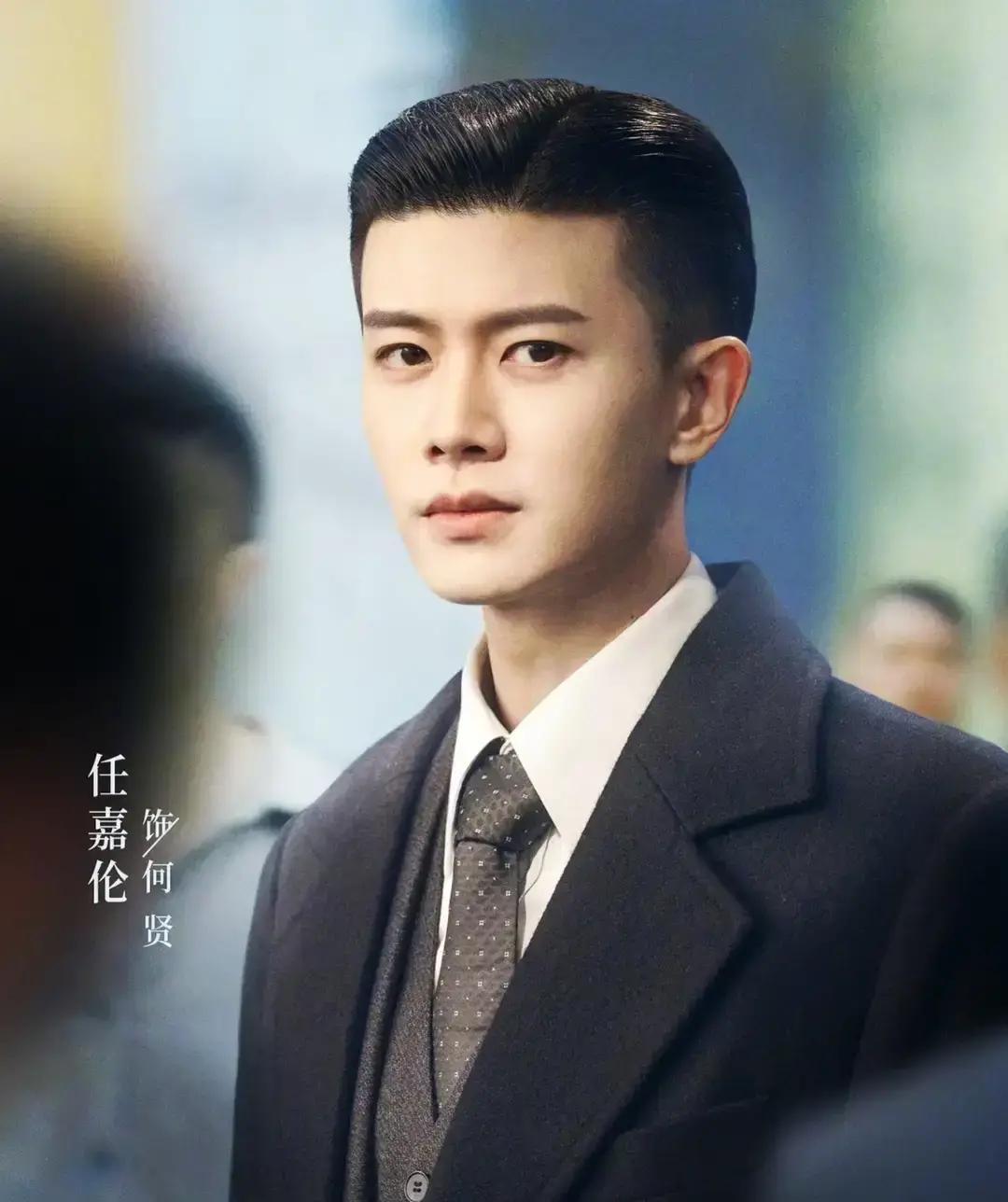 昨晚刷到一条差评，差点把我笑喷：
 
“男主俩娃爹了还像中学生，把观众当傻子？”