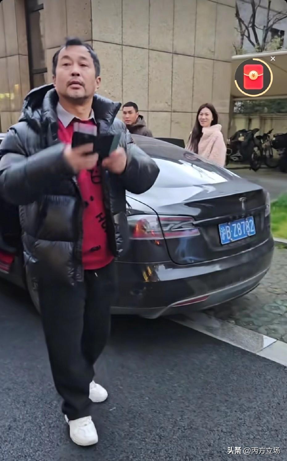 沈巍最近排面整大了！一身名牌黑衣配着六亲不认的步伐，走路都带风。身边不仅有美人晓
