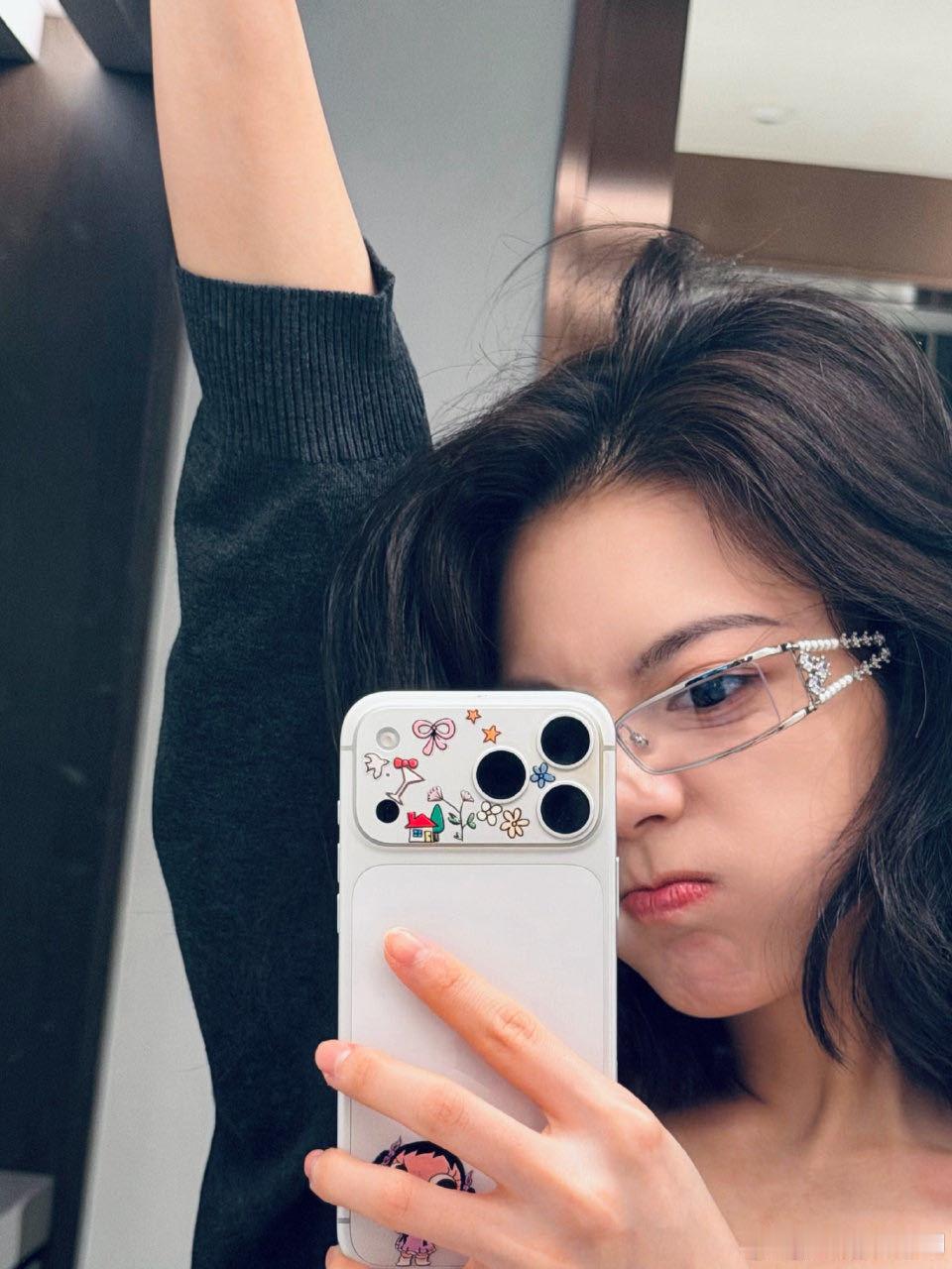 赵今麦整了个时兴的发型 谁能拒绝短发的赵今麦！清爽又元气，自带青春气息，越看越心