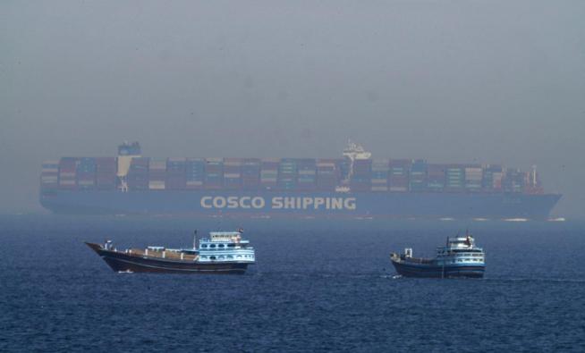 终于坐不住了，最近韩国官方一纸通知解除红海航行禁令，5艘韩国籍油轮连夜驶向沙特延