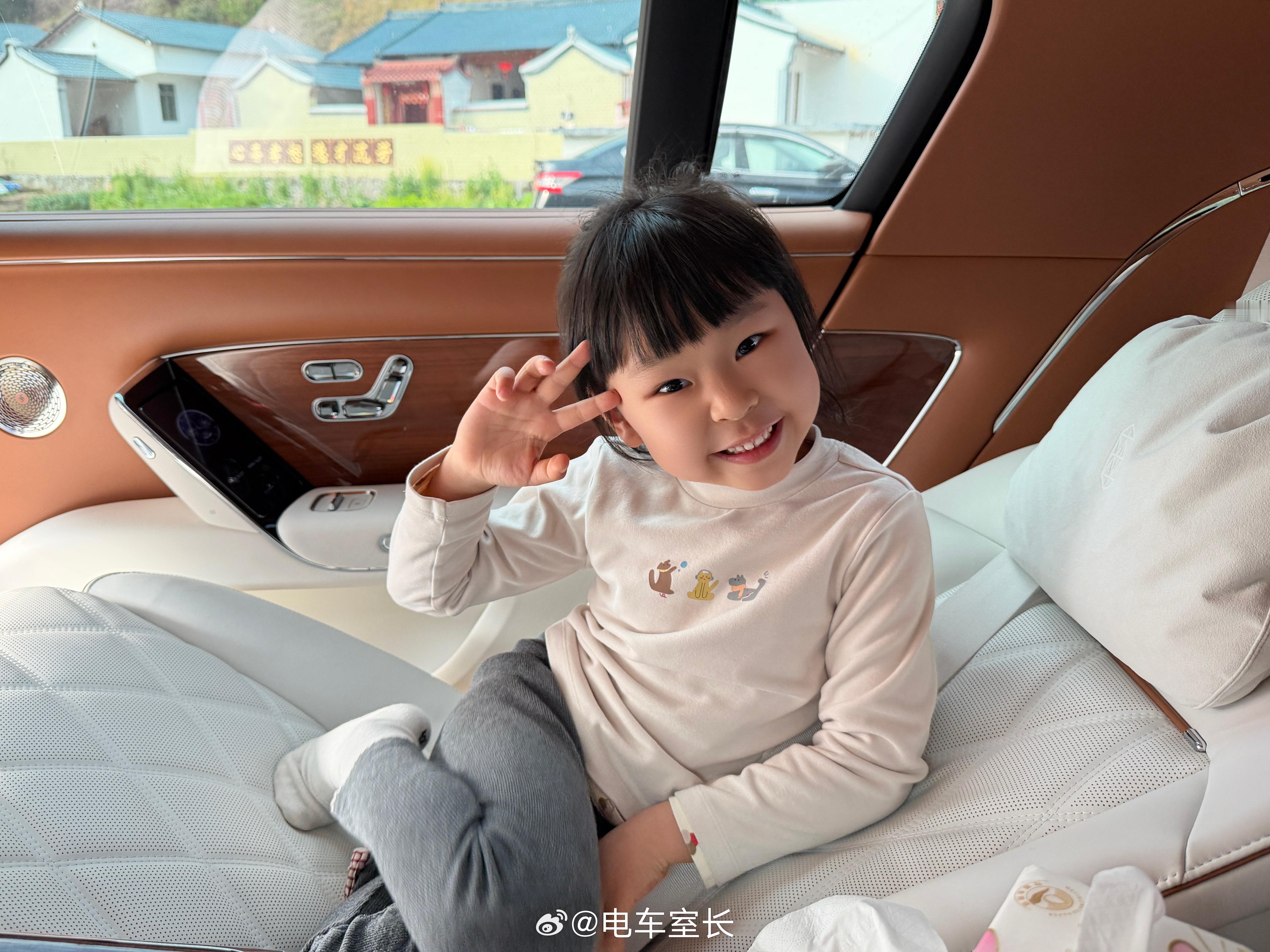 每次出国，最舍不得的就是小公主了，但是这两年她倒是已经习惯了，甚至下意识就会蹦出