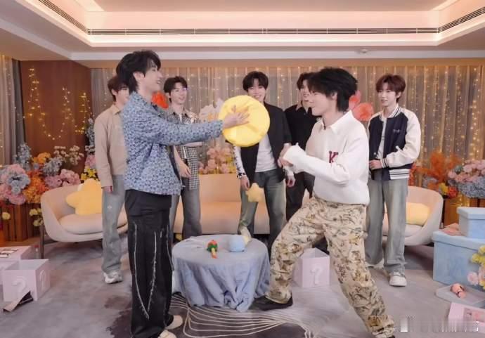 时代少年团你们到底要抽象出什么样的人生时代少年团团建直播游戏高能不断，全员脑洞大